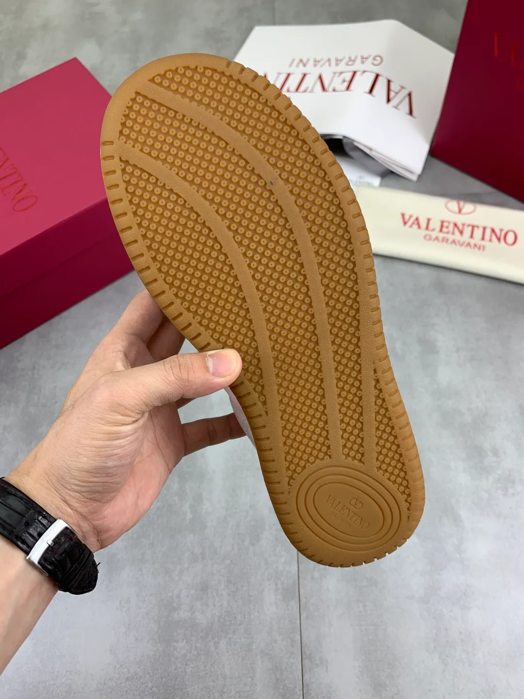 Men's men's shoes 💰P640 new style latest Valentino Valentino V family new casual young fashion trend sports shoes full of vitality, no age limit, very light and comfortable on the foot, packaging, original purchase and development, production, various color combinations are eye-catching, activate the charming sunny boy, the shoe design combines coolness with daily style, full of street feeling, multi-color options!   Fabric: original material splicing/first-layer cowhide Lining: imported cowhide/original logo sweat-absorbent and breathable foot pad Outsole: TPU foam lightweight material outsole Brand injection insole Code number: 38-46 Full set of packaging Color: 3️⃣ colors available